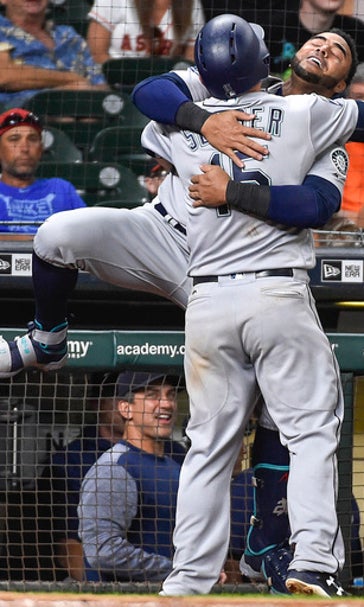 Seager's homer in 10th lifts Mariners over Astros 9-7 (Jul 17, 2017)